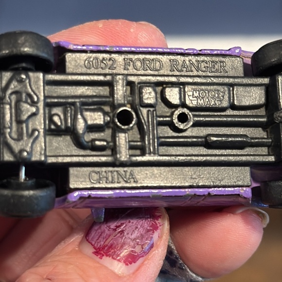 Motormax 6052 Ford Ranger Pickup Truck Toy Car Model - Purple With Flames - Picture 8 of 13
